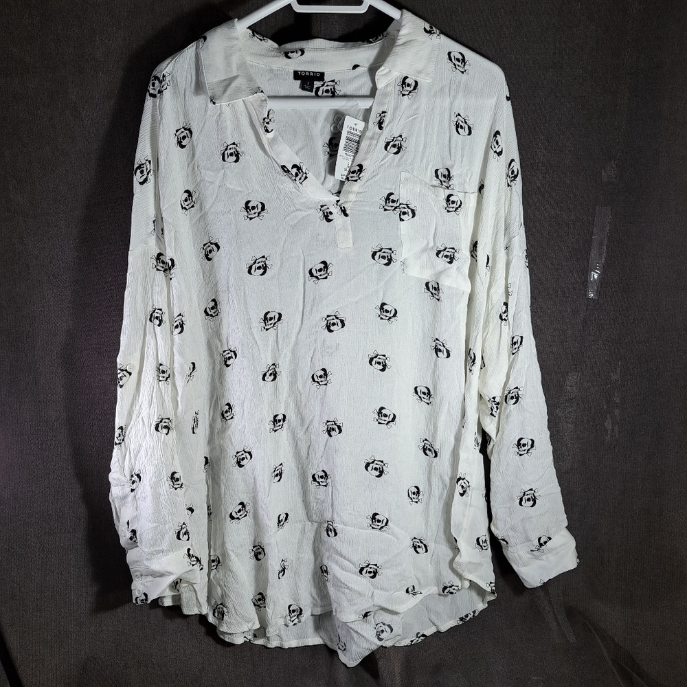 Torrid White with Black Skulls Print Crinkle Gauze Collared V-Neck Blouse NWT 3X